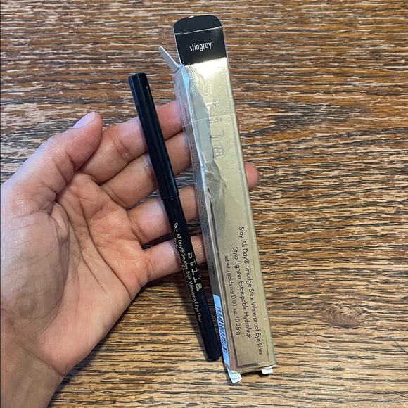 Stila Stingray Waterproof Liquid Eye Liner - Picture 1 of 4